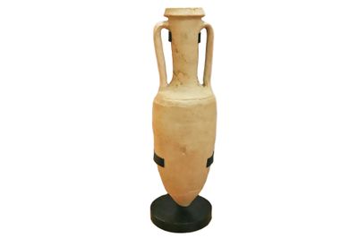 un vase posé sur un support sur fond blanc