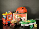 un petit train miniature sur lequel est posée une coccinelle