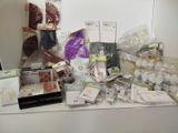 une table sur laquelle se trouvent de nombreux objets et un ordinateur portable