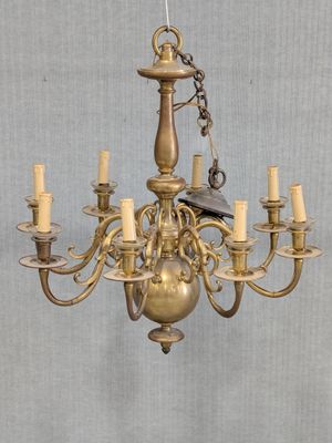 un oiseau perché sur un lustre orné de bougies