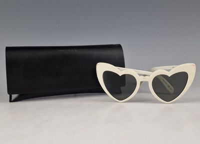 une paire de lunettes de soleil à monture en forme de cœur, avec un étui noir