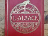 un livre rouge posé sur une table en bois