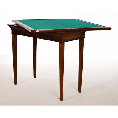 une image représentant une petite table au plateau vert