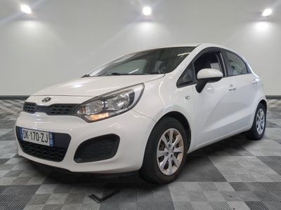 la voiture blanche est garée sur un sol en damier dans le garage