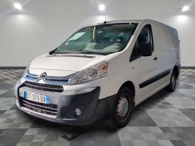 la camionnette blanche est garée sur le sol en damier d'une pièce