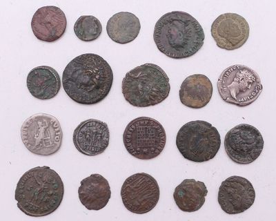 Plusieurs types de pièces sont disposés sur une surface blanche