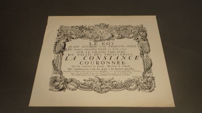 une photo en noir et blanc d'un livre sur lequel figurent des inscriptions