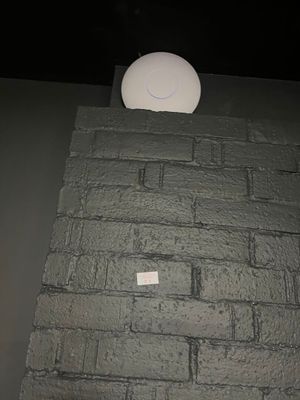 une lumière allumée sur un mur de briques