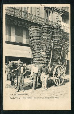 photographie en noir et blanc représentant des hommes debout devant une charrette tirée par un cheval