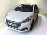 la petite voiture blanche est garée dans une pièce blanche