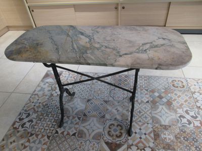 TABLE de type bistrot à piètement en fonte, dessus en pierre…