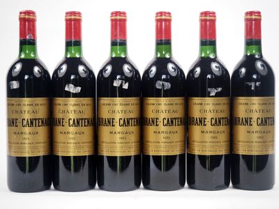 six bouteilles de vin rouge sont alignées