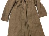 une image représentant un manteau marron orné d'une étoile rouge au col