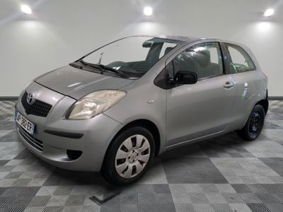 la photo d'une petite voiture argentée garée dans un garage