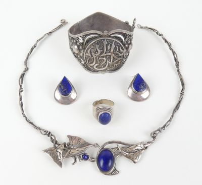 une photo d'un ensemble de bijoux en argent et en lapis-lazuli