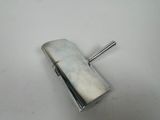 un vieux étui à cigarettes en argent posé sur une table blanche