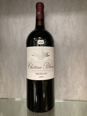 une bouteille de vin posée sur une étagère en verre
