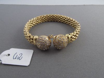 un gros plan d'un bracelet posé sur une table, avec une étiquette de prix
