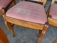 Ensemble de 6 chaises à dossier cathédrale (un pied cassé), … (photo 5)