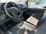 l'intérieur d'une voiture avec un volant et un tableau de bord
