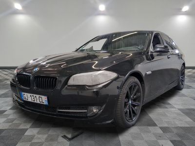 une photo d'une voiture bmw noire dans une salle d'exposition