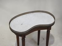 Tablette rognon en bois mouluré, le plateau en marbre blanc … (photo 3)