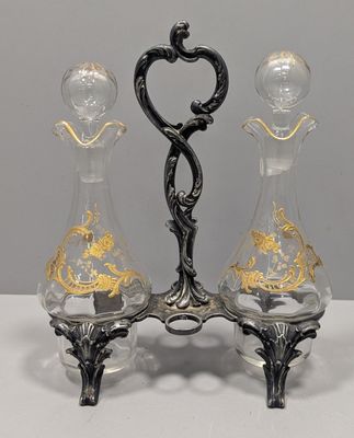deux vases en verre ornés de motifs dorés, posés sur une table