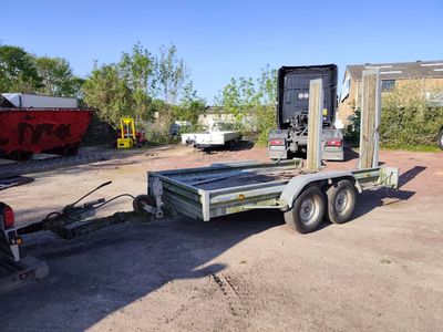 an image of a flatbed trailer parked in a lot