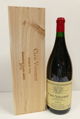 une bouteille de vin posée à côté d'une caisse en bois