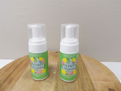 deux bouteilles de mousse blanche posées sur une planche à découper en bois