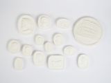 beaucoup de petits objets blancs sur une surface blanche