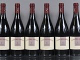 six bouteilles de vin rouge sont alignées