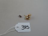 une étiquette à laquelle est attachée une étiquette de prix et une paire de boucles d'oreilles