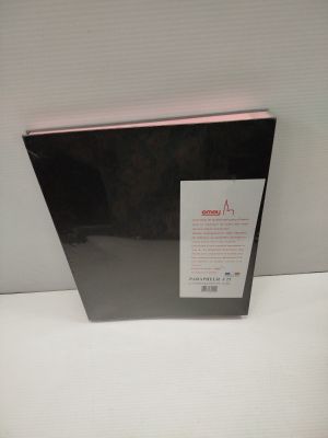 un gros plan d'une boîte noire posée sur une surface blanche