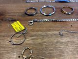 de nombreux types de colliers et de bagues posés sur la table