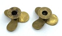Paire de bougeoirs en bronze à décor d'hélice de bateau. (photo 2)