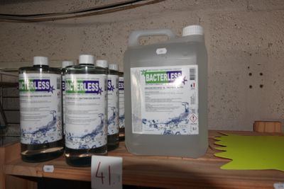 trois bouteilles d'eau posées les unes à côté des autres sur une étagère