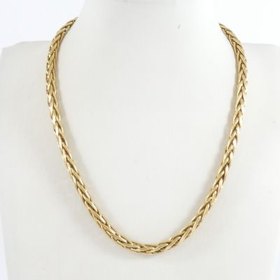 un collier à chaîne en or sur un mannequin mannequin mannequin mannequin mannequin mannequin mannequin mannequin mannequin mannequin