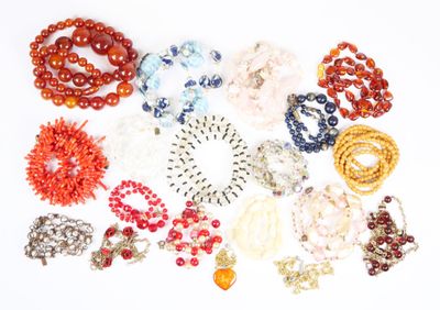 de nombreuses perles et bracelets sur un fond blanc