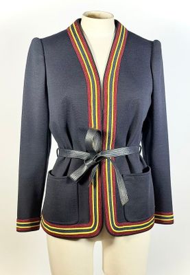 une photo d'une veste pour femme avec une ceinture