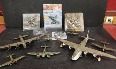 beaucoup de petits avions jouets posés sur une table