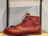 Les bottes « Red Wing » sont exposées dans un magasin de chaussures.