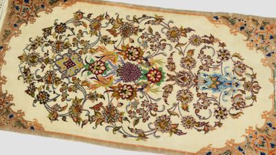 gros plan d'un tapis sur une table à fond blanc