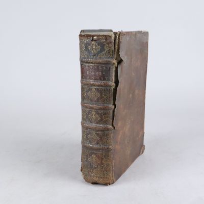 un vieux livre posé sur une surface blanche