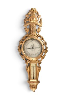 une horloge dorée accrochée au mur, avec un cadran