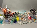 un lot de figurines en verre posées sur une table