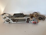 deux camions miniatures posés l'un à côté de l'autre sur une table