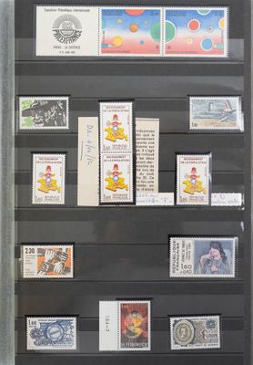 la photo d'une vitrine contenant des timbres
