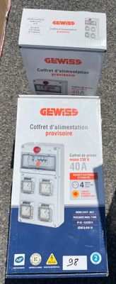 deux cartons contenant du matériel électronique posés par terre l'un à côté de l'autre