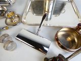 un plateau en argent avec des objets en argent posés sur une table